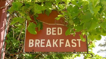 Das Schild einer Bed-and-Breakfast-Unterkunft.