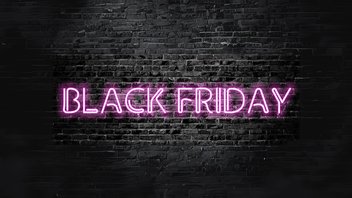 Das Bild zeigt ein Neonschild "Black Friday". Es illustriert einen Artikel zu Tipps, um gute Black Friday 2023 Angebote zu erkennen.