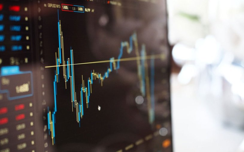 Online-Trading: Aktien-Chart auf einem PC-Bildschirm.