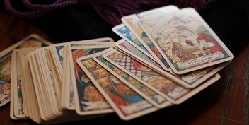 Tarot-Karten liegen auf einem Tisch.