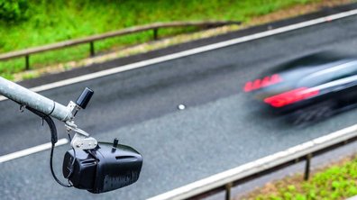 Kamera filmt Auto auf Straße 