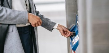 Eine Frau lässt sich Geld an einem Geldautomaten auszahlen.