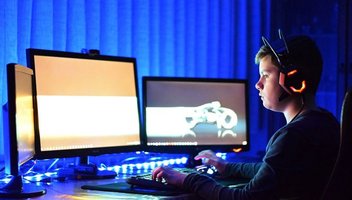 Ein Kind spielt an seinem Gaming-PC.
