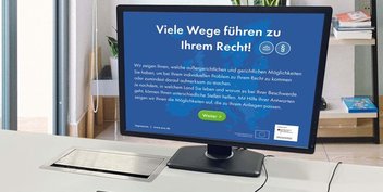 Eine Person nutzt an seinem PC das Online-Tool zur Rechtsdurchsetzung des EVZ Deutschland.