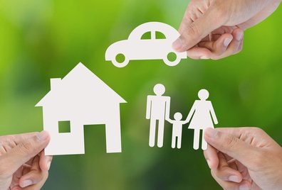 Ein Haus, ein Auto und eine Familie sind als Miniaturbilder dargestellt.