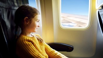Kind reist alleine im Flugzeug